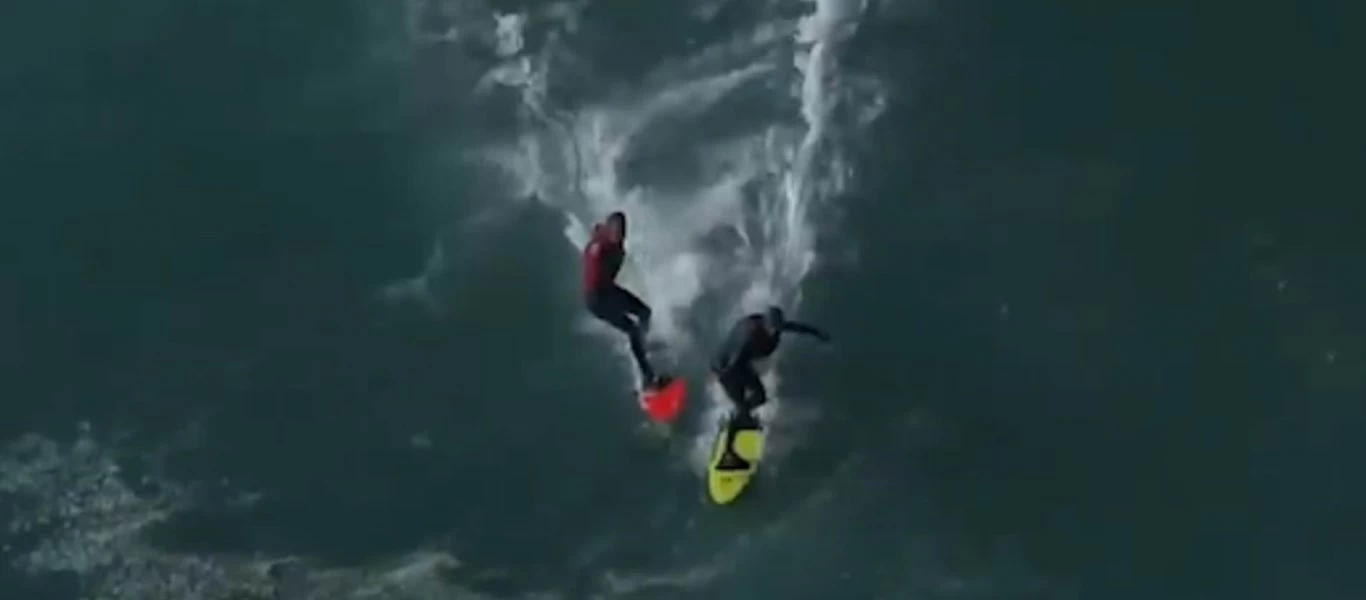 Η στιγμή που δύο σέρφερ συγκρούονται (βίντεο)